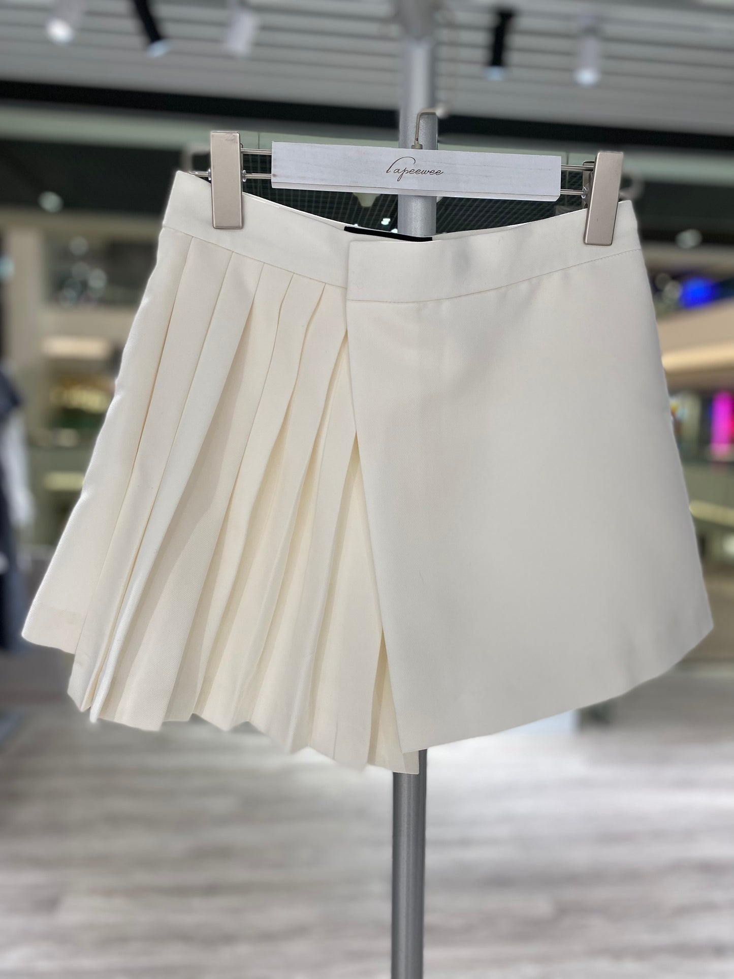 Pleated short skirt in white