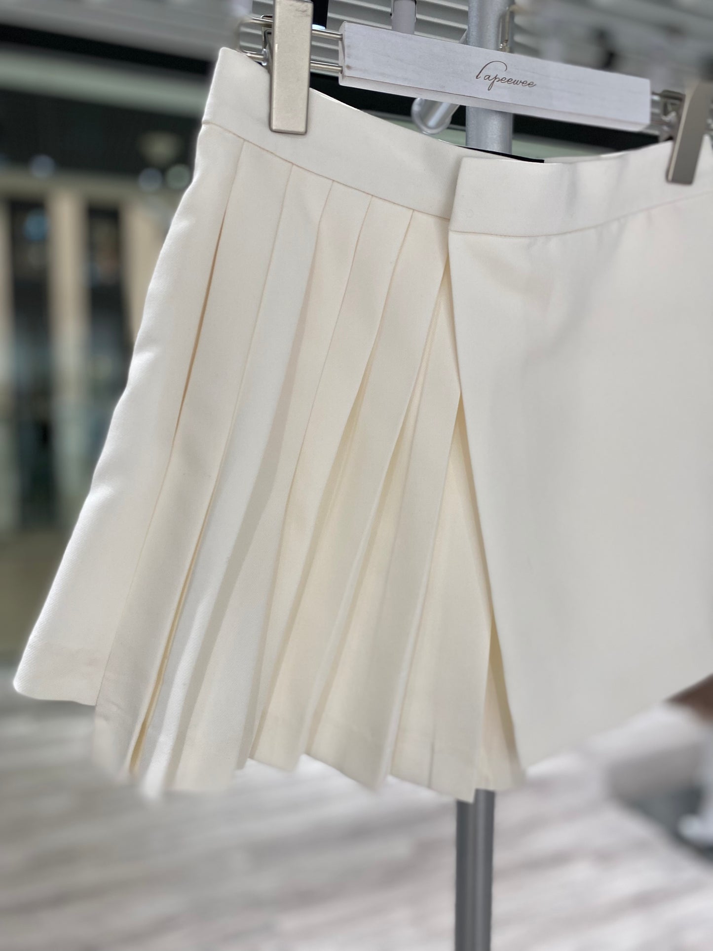 Pleated short skirt in white