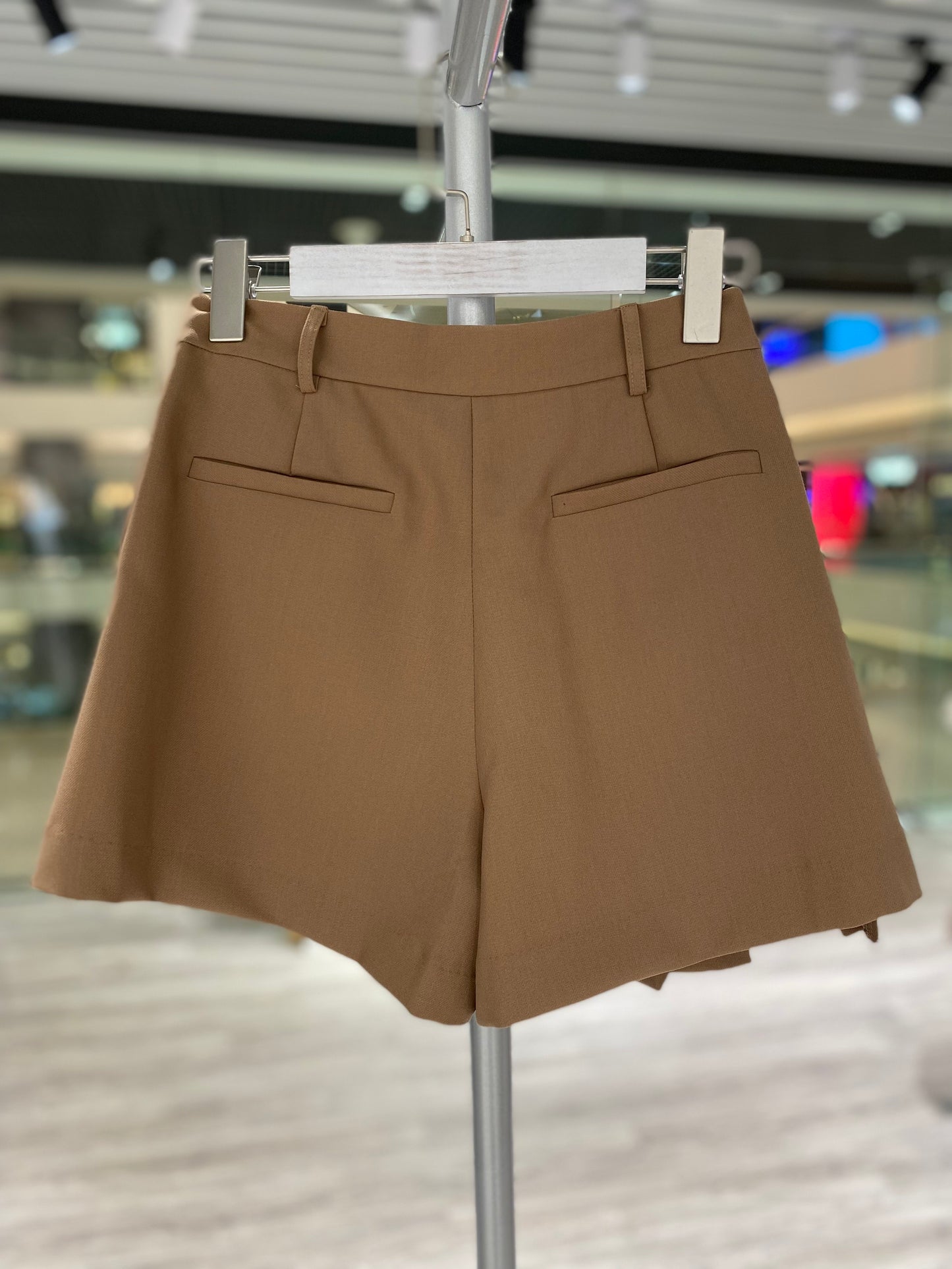 Pleated short skirt in Khaki