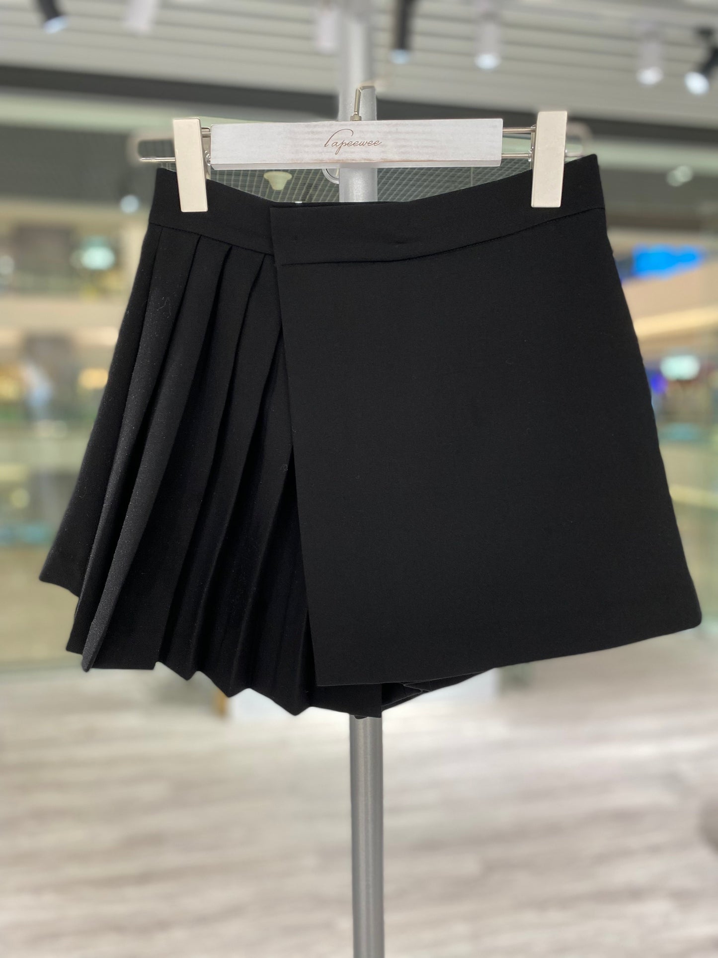 Pleated short skirt in black