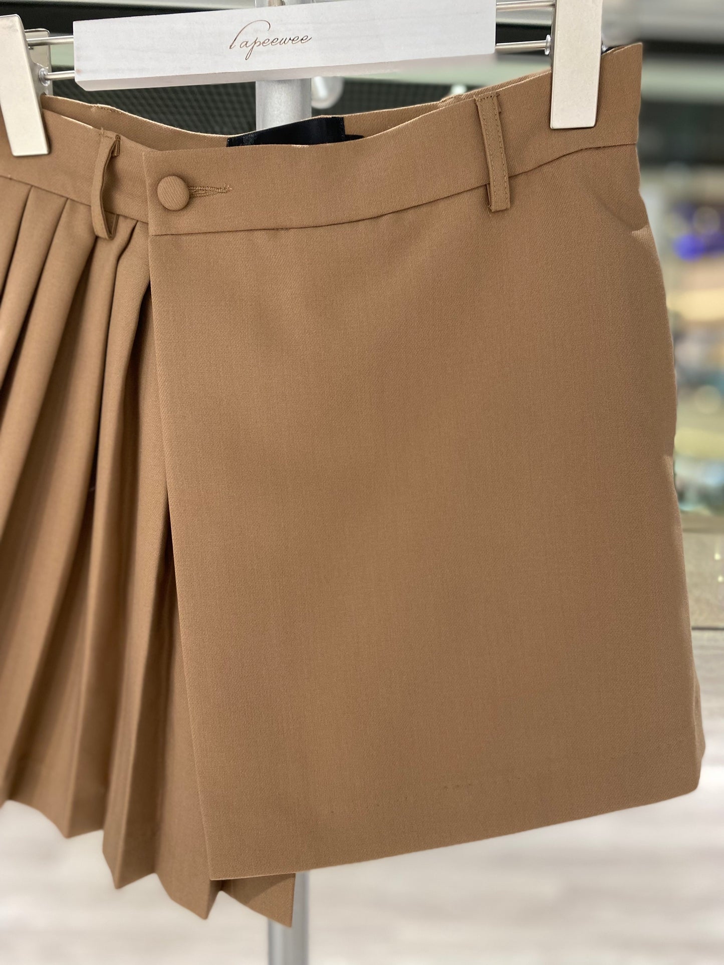 Pleated short skirt in Khaki